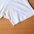 Comment récupérer des vêtements blancs jaunis avec seulement deux ingrédients