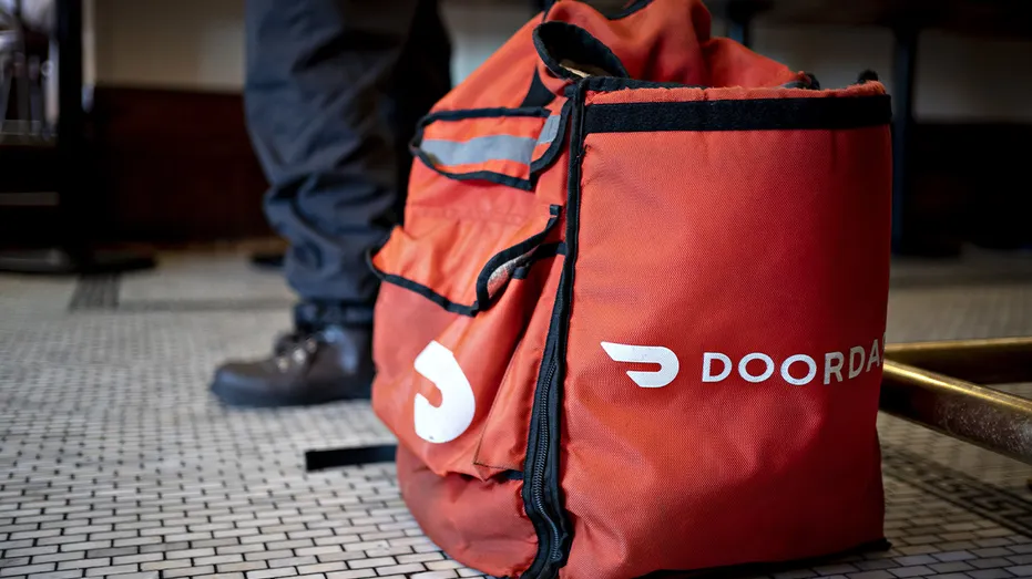 Un sac de livraison DoorDash Inc.