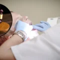 L'INSS a refusé l'invalidité permanente à une dentiste atteinte de la maladie de Parkinson, mais le tribunal lui a reconnu une pension de 55% de l'assiette réglementaire