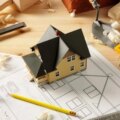 La loi sur la propriété horizontale le confirme : dans ces cas-là, la communauté peut exiger qu'un voisin arrête les travaux sur son logement.