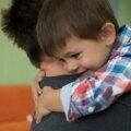 La psychologie dit que certains enfants chantent en s'habillant ou en jouant ; Ils font peut-être plus que simplement s’amuser.