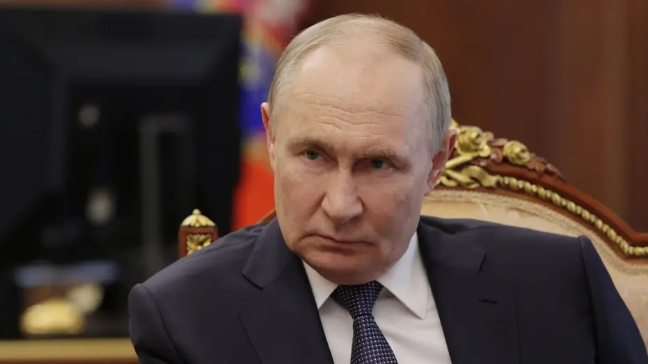 Le président russe Vladimir Poutine écoute lors d'une réunion au Kremlin