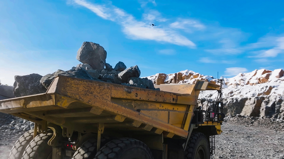 Camion-benne minier transportant de grosses roches