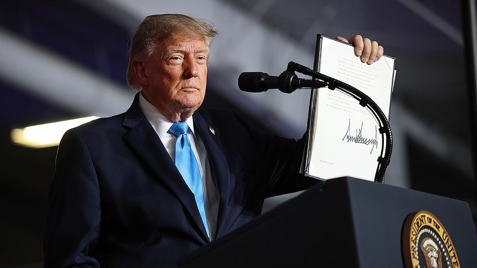 Le président américain Donald Trump signe un décret visant à réduire le prix du carburant diesel lors d'un rassemblement électoral.