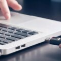 Un travailleur a été licencié alors qu'il était en congé pour avoir copié 185 fichiers confidentiels de l'entreprise sur une clé USB ; La justice a approuvé le licenciement disciplinaire