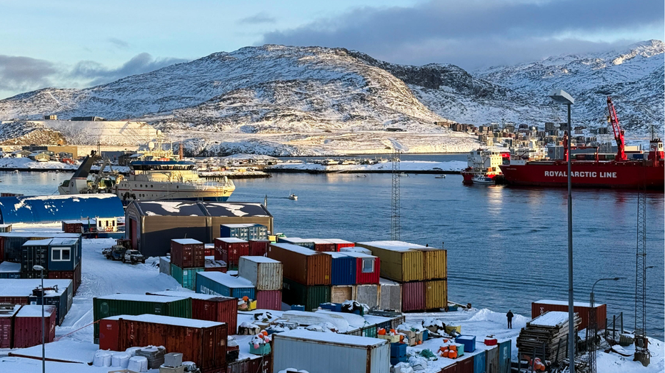 Vue d'un porte-conteneurs dans le port de Nuuk, au Groenland.