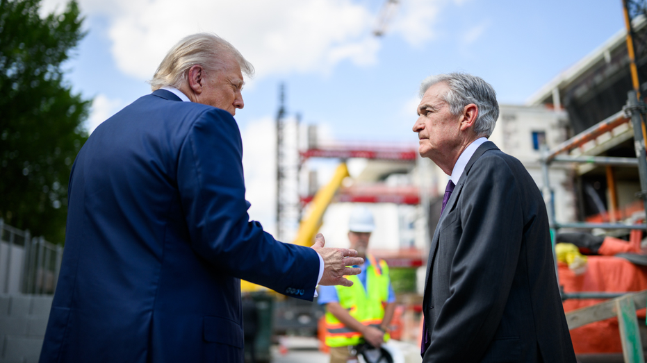 Le président Donald Trump s'entretient avec le président de la Fed, Jerome Powell, sur le chantier de construction de la Réserve fédérale.